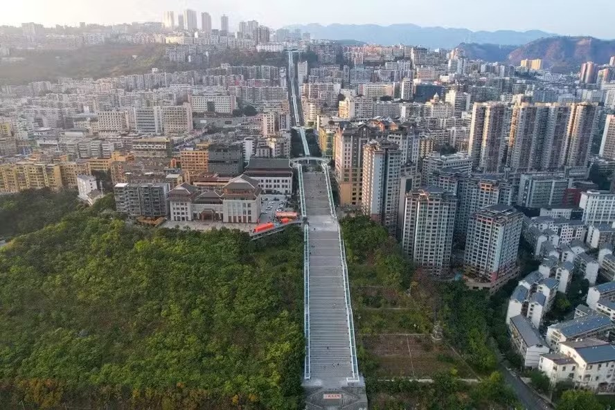 China inaugura maior escada rolante urbana do mundo; veja como ficou