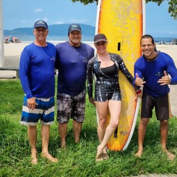 Christiane Torloni realiza sonho de criança e faz primeira aula de surfe; veja vídeo