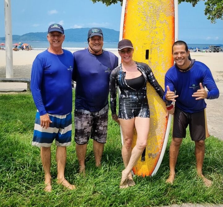 Christiane Torloni realiza sonho de criança e faz primeira aula de surfe; veja vídeo