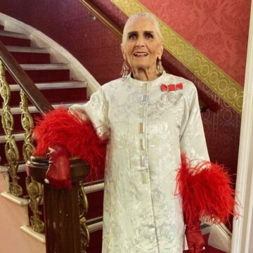 Daphne Selfe, modelo mais velha do mundo, morre aos 97 anos