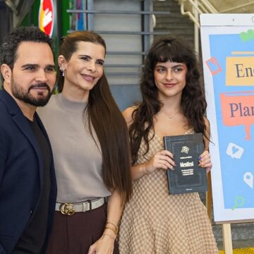 Luciano Camargo emociona ao prestigiar evento da filha, que lançou seu primeiro livro aos 16 anos