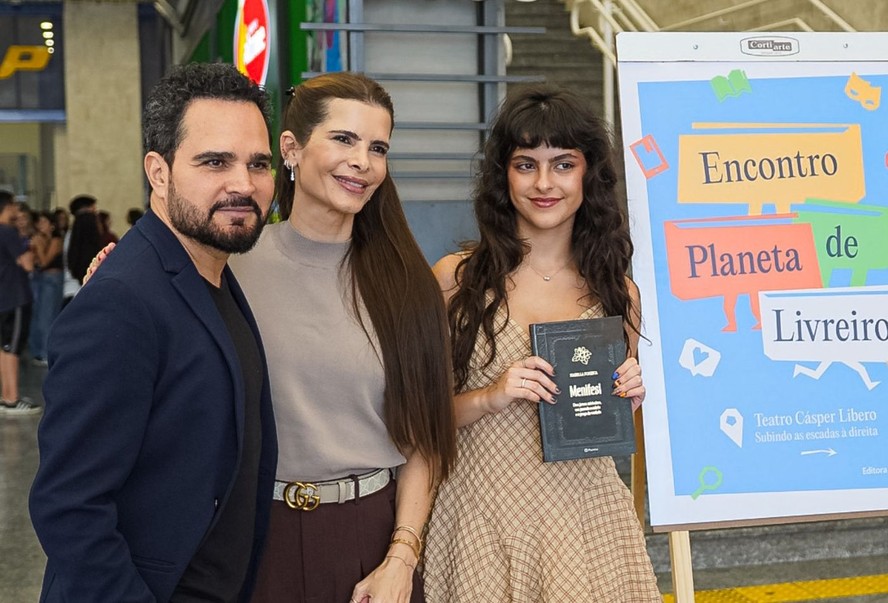 Luciano Camargo emociona ao prestigiar evento da filha, que lançou seu primeiro livro aos 16 anos