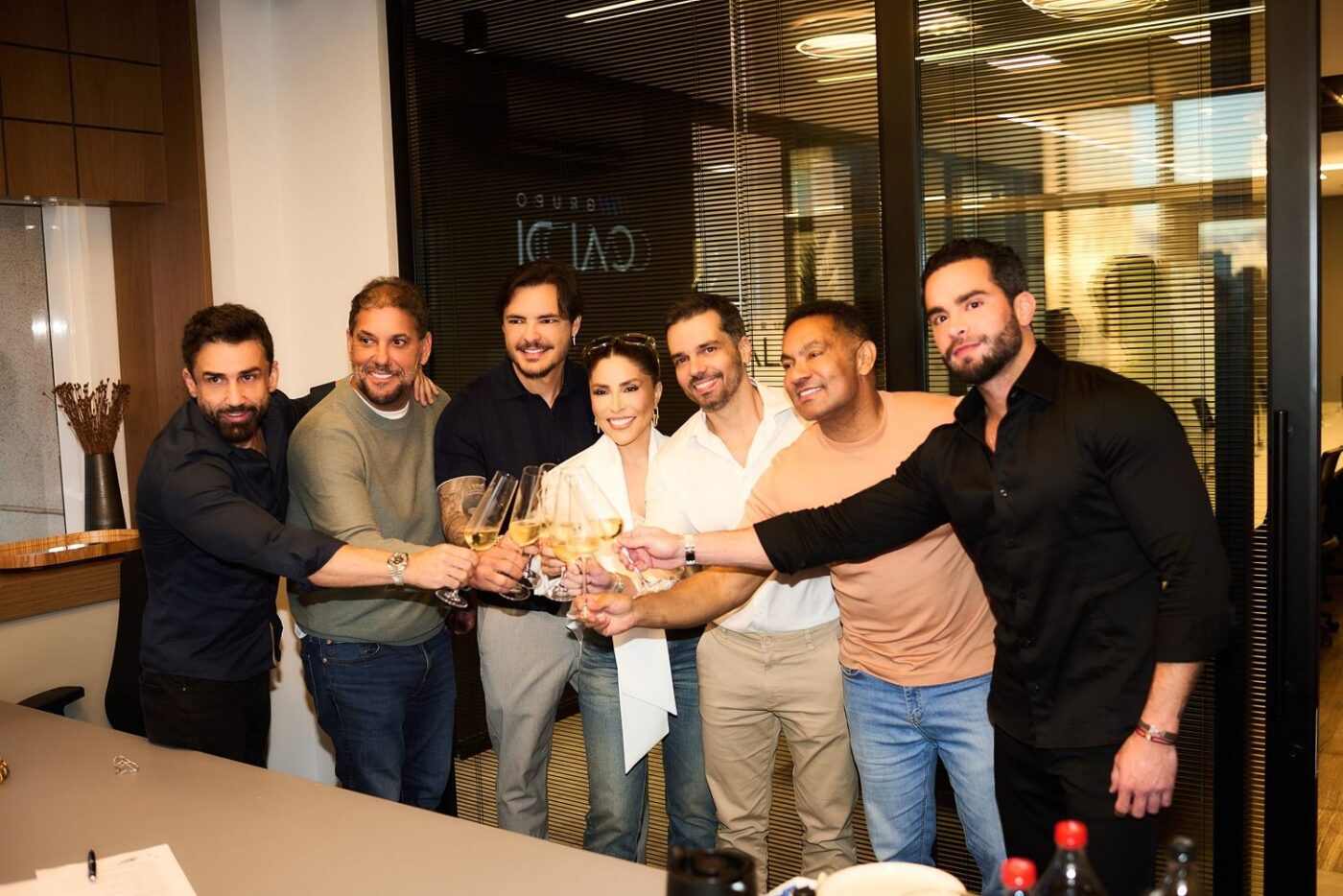 Manu Bahtidão fecha com novo time de empresários e inicia nova fase na carreira