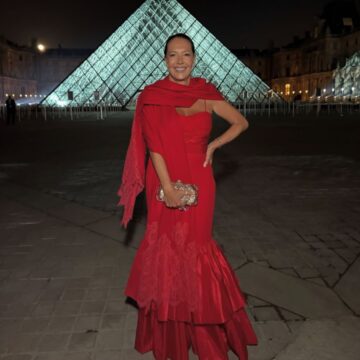 Donata Meirelles participa de jantar beneficente no Museu do Louvre, em Paris