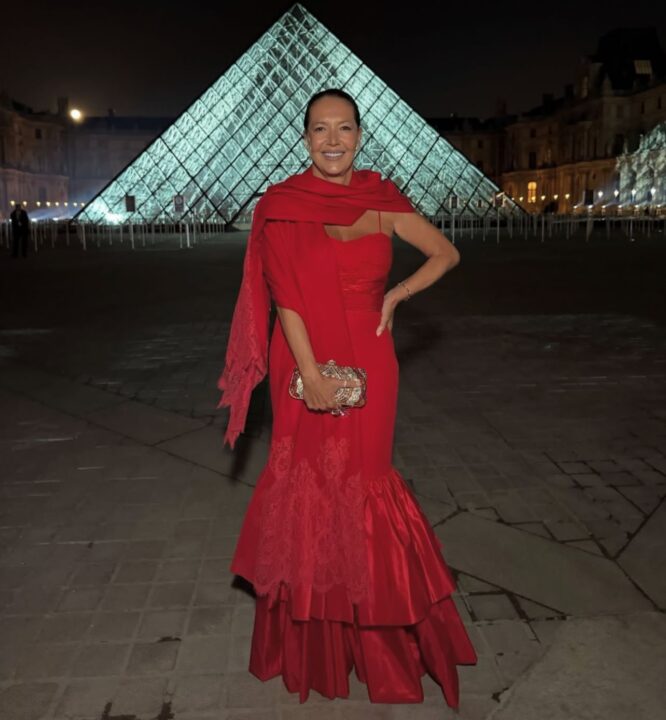 Donata Meirelles participa de jantar beneficente no Museu do Louvre, em Paris