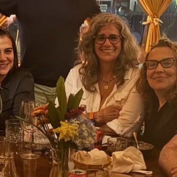 Lúcia Veríssimo surge com esposa em jantar com atrizes em São Paulo