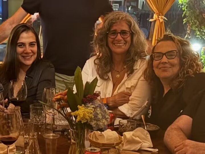 Lúcia Veríssimo surge com esposa em jantar com atrizes em São Paulo