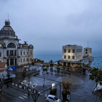 Nova frente fria deve chegar à Bahia na próxima semana e aumentar chances de chuva