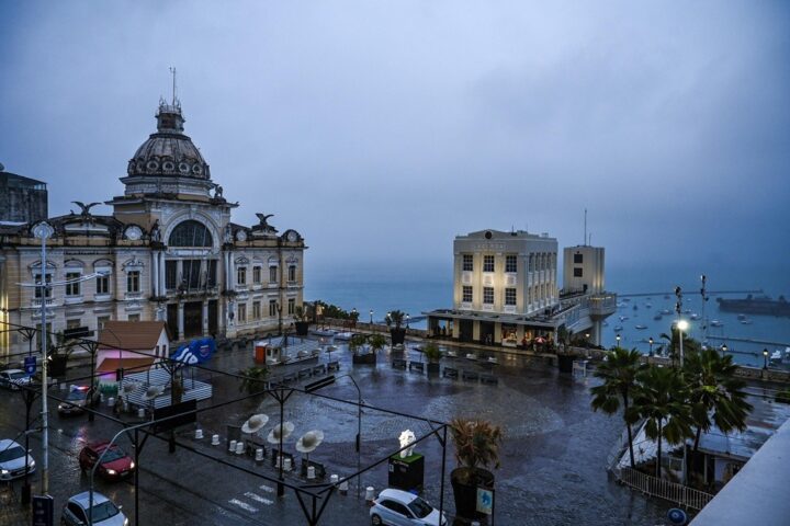 Nova frente fria deve chegar à Bahia na próxima semana e aumentar chances de chuva