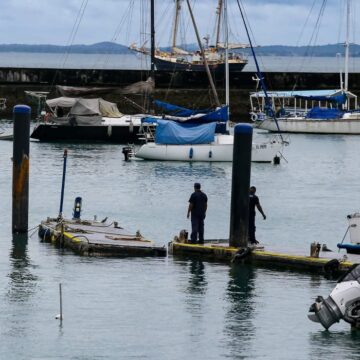 “Nunca vi nesse tamanho”: ventos intensos e ondas afetam píer no Terminal Náutico da Bahia