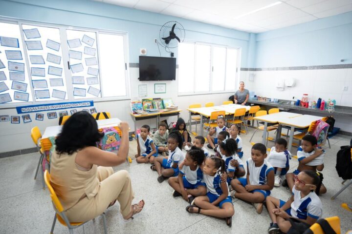 Prefeitura envia à Câmara projeto que reajusta piso dos professores e cria programa que prevê bolsa para alunos do EJA