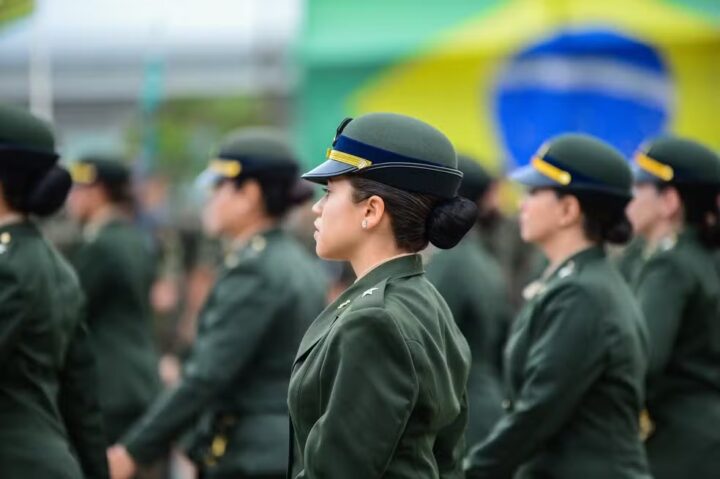 Primeira turma de combatentes mulheres do Exército Brasileiro se forma em Salvador