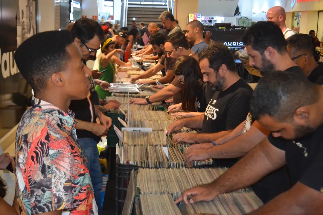 Feira do Vinil reúne DJs, discos raros e colecionadores em shopping de Salvador neste sábado