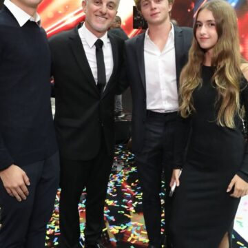 Luciano Huck reúne os três filhos nos bastidores do “Melhores do Ano”