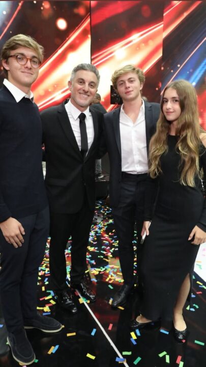 Luciano Huck reúne os três filhos nos bastidores do “Melhores do Ano”