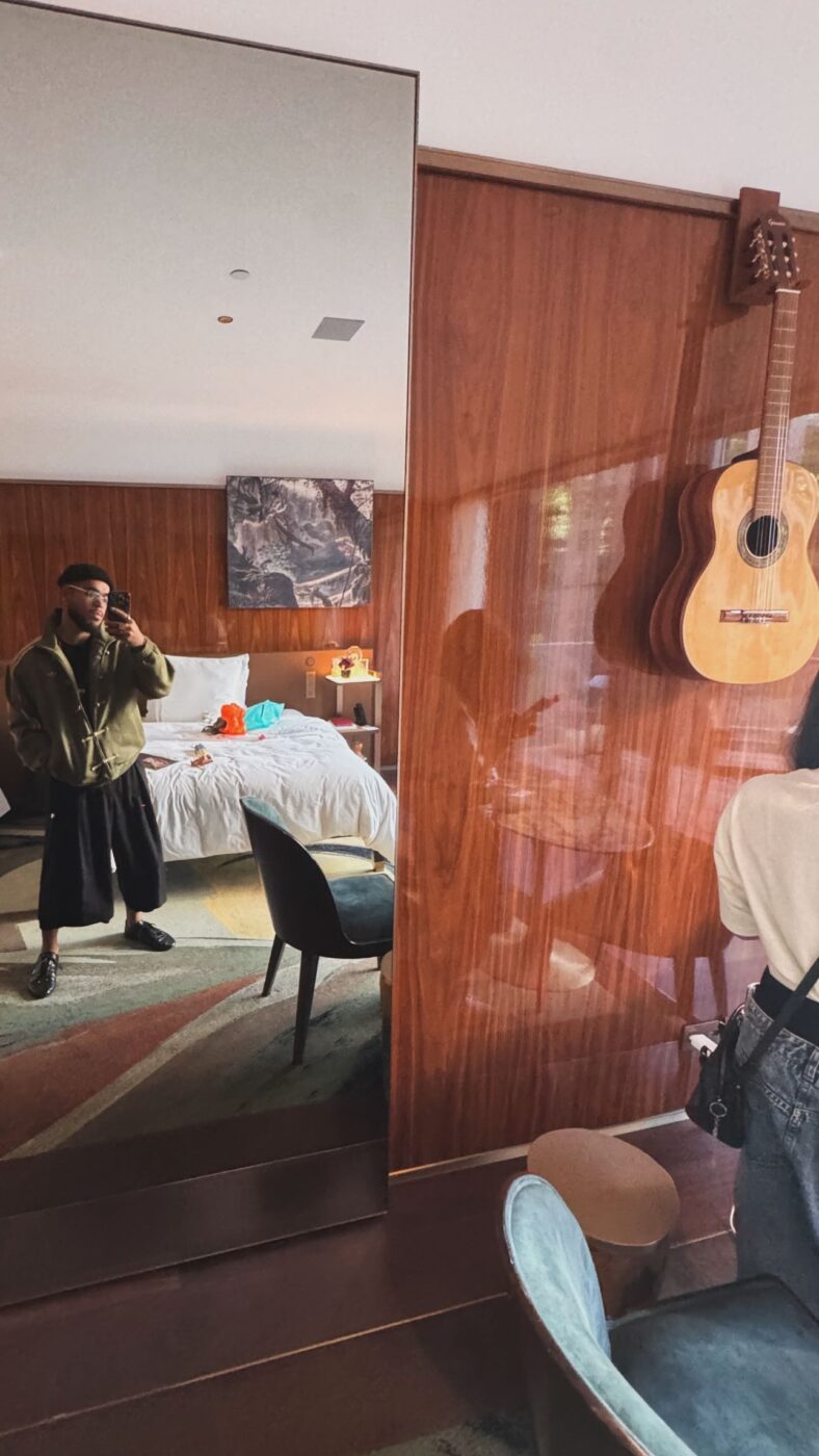 Fran Gil se hospeda em hotel de luxo que tem violão de Gilberto Gil na decoração