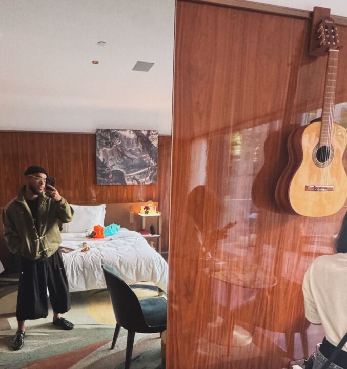 Fran Gil se hospeda em hotel de luxo que tem violão de Gilberto Gil na decoração