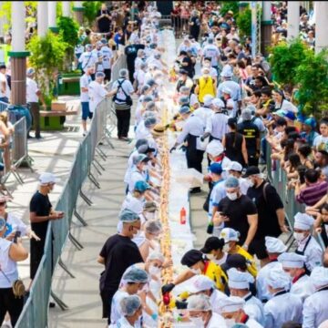 Cidade na Grande SP bate recorde com cachorro-quente de 64 metros