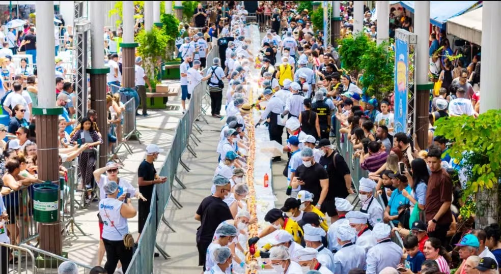 Cidade na Grande SP bate recorde com cachorro-quente de 64 metros