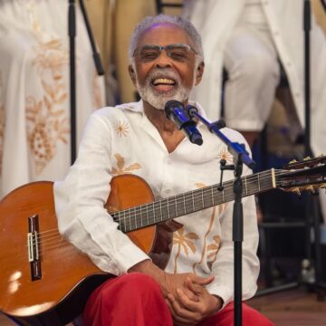 Altas Horas homenageia o cantor baiano Gilberto Gil em especial na TV Globo