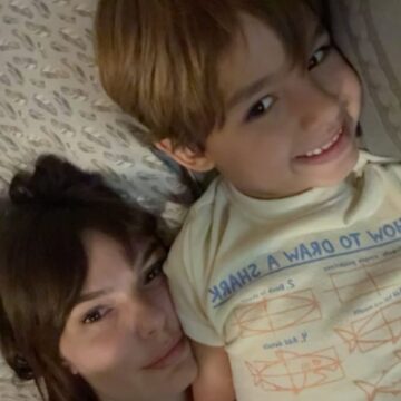 Isis Valverde mostra momento de carinho com o filho de 7 anos