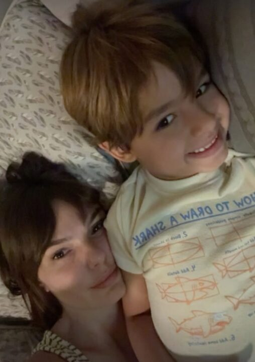 Isis Valverde mostra momento de carinho com o filho de 7 anos