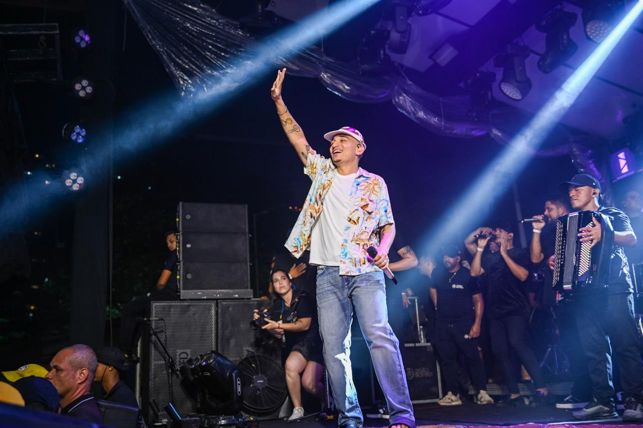 João Gomes faz show com repertório de grandes sucessos em Salvador; veja vídeo