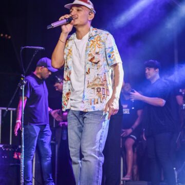 João Gomes retorna a Salvador e canta descalço em festa na Arena Mali