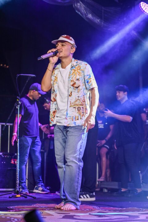 João Gomes retorna a Salvador e canta descalço em festa com ingressos esgotados