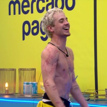 No Quarto Secreto, Juliano comemora 1º banho pelado no BBB 26