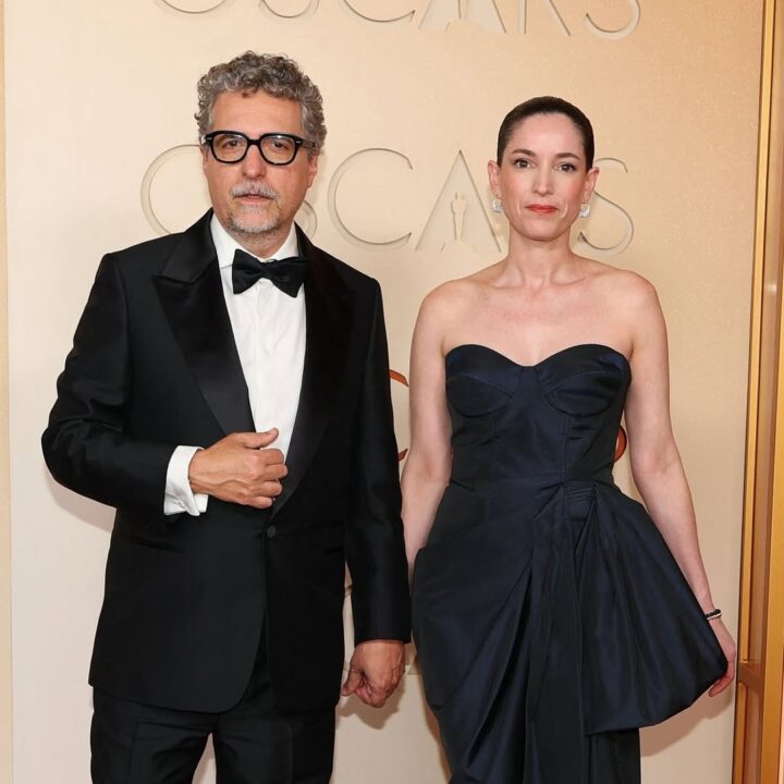 Kleber Mendonça e Emilie Lesclaux chegam ao tapete vermelho do Oscar 2026