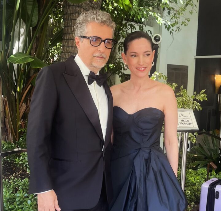 Kleber Mendonça e Emilie Lesclaux chegam ao tapete vermelho do Oscar 2026