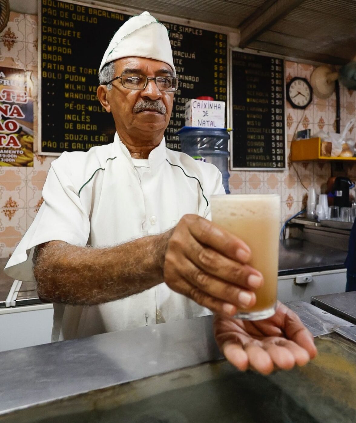 Lanchonete que aparece em ‘O Agente Secreto’ vende até 100 bebidas inspiradas no filme por dia