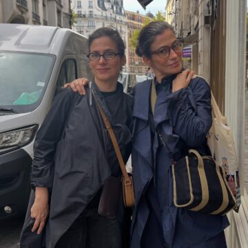 Irmã gêmea de Renata Vasconcellos faz rara aparição e visual ganha elogios: ‘Sensível e elegante’