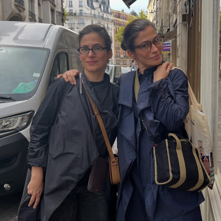 Irmã gêmea de Renata Vasconcellos faz rara aparição e visual ganha elogios: ‘Sensível e elegante’