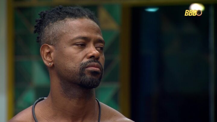Abalado, Leandro chora ao encarar Botão da Desistência do BBB 26
