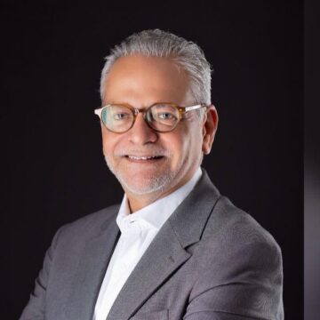 Isaac Edington lança livro “Já Deu, Né?” com noite de autógrafos em Salvador