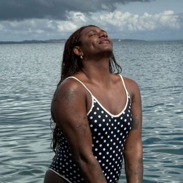 Liniker aproveita dia de sol para aula de remo na Baía de Todos os Santos