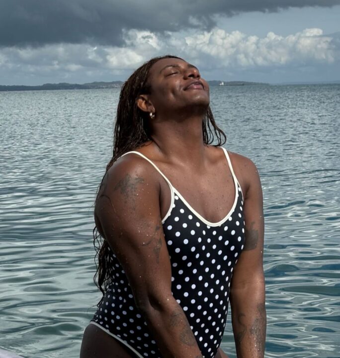 Liniker aproveita dia de sol para aula de remo na Baía de Todos-os-Santos