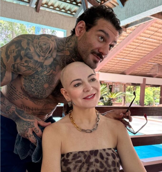 Lucas Lucco faz homenagem à mãe após ela raspar a cabeça por doença autoimune