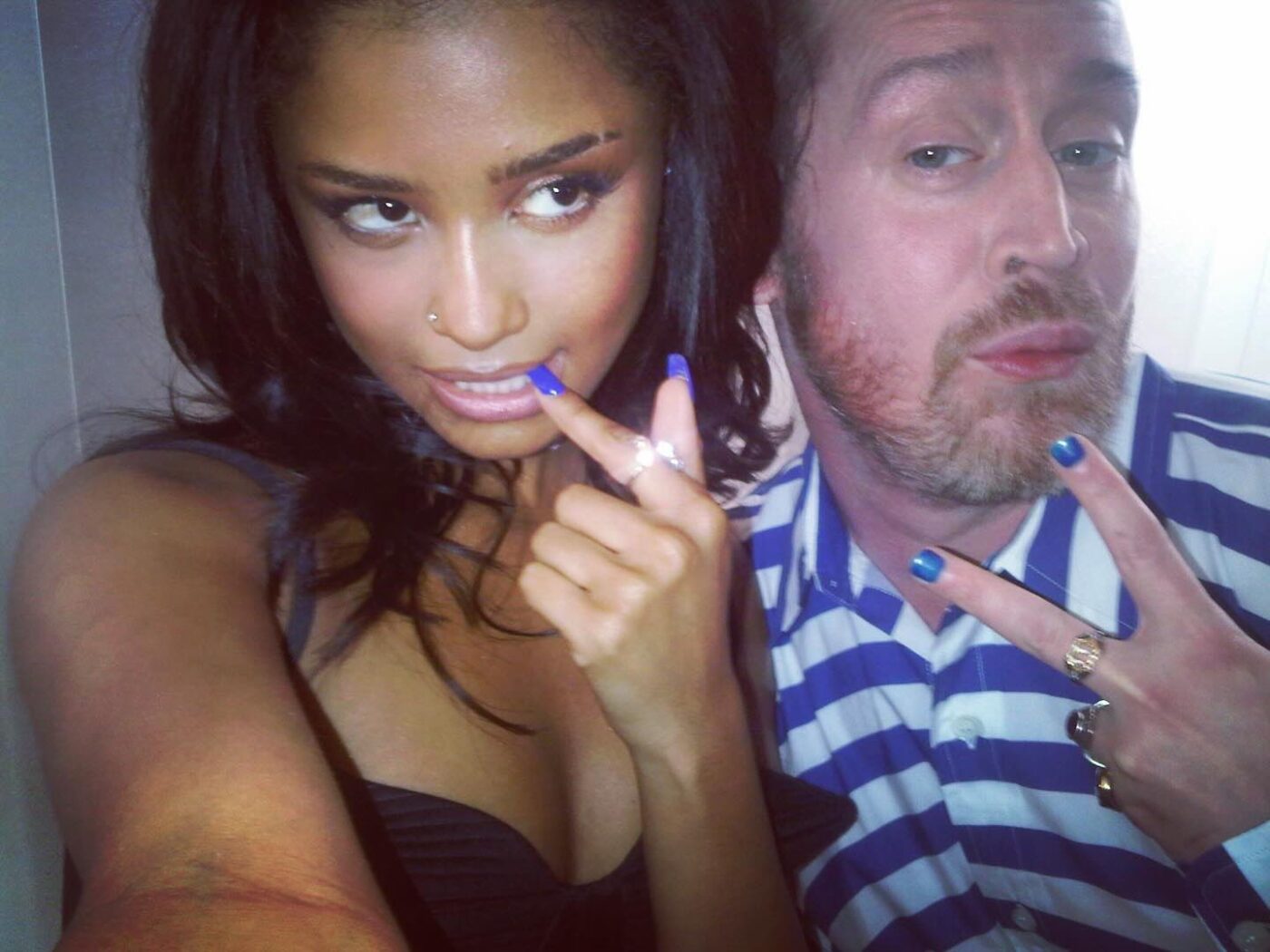 Lembra dele? Macaulay Culkin combina unhas com look em desfile na semana de moda de Paris