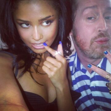 Lembra dele? Macaulay Culkin combina unhas com look em desfile na semana de moda de Paris