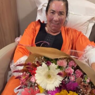 Mãe de Virginia recebe buquê e cartinha de Zé Felipe após cirurgias plásticas