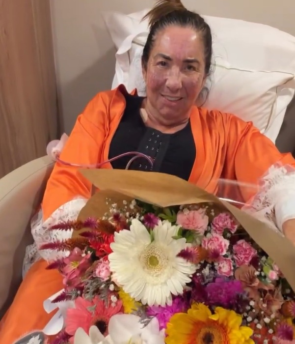 Mãe de Virginia recebe buquê e cartinha de Zé Felipe após cirurgias plásticas