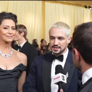 Elenco de O Agente Secreto cruza o tapete vermelho do Oscar 2026