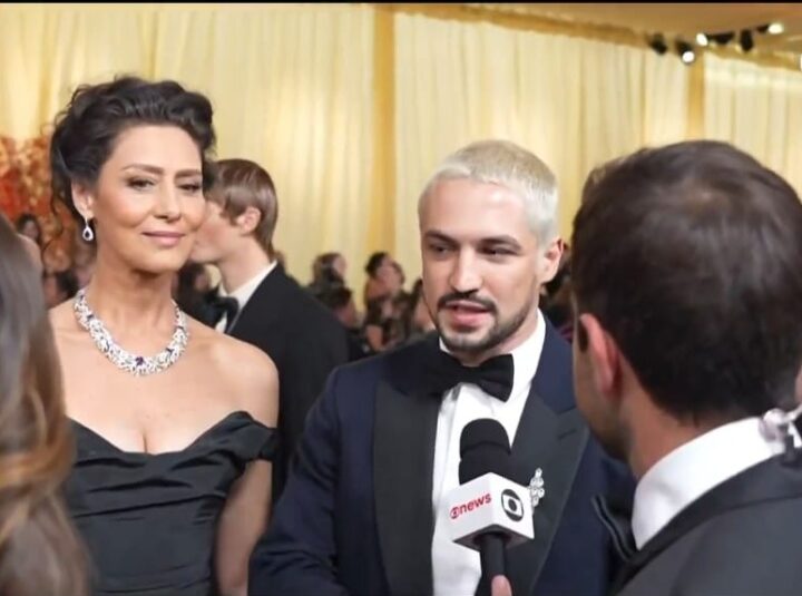 Elenco de O Agente Secreto cruza o tapete vermelho do Oscar 2026