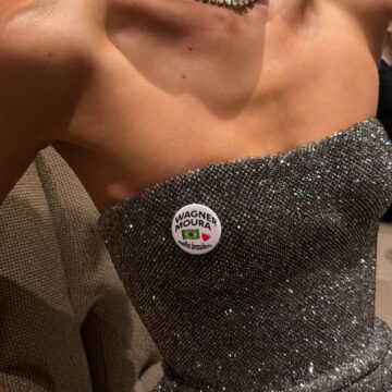 Bruna Marquezine chega ao tapete vermelho do Oscar 2026 com broche em homenagem a Wagner Moura