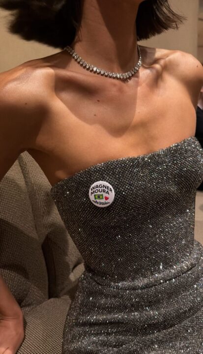 Bruna Marquezine chega ao tapete vermelho do Oscar 2026 com broche em homenagem a Wagner Moura