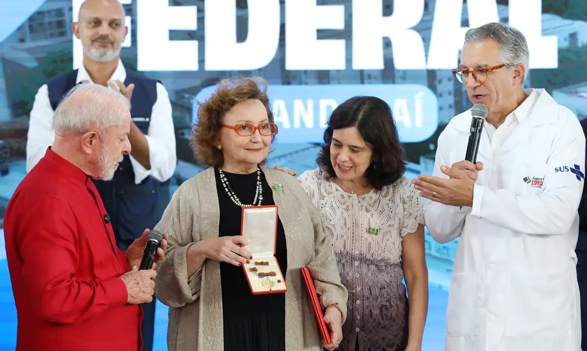 Destaque por atuação na pandemia, pesquisadora Margareth Dalcolmo recebe medalha Oswaldo Cruz