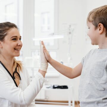 Entidades médicas desmentem “epidemia de micropênis” e alertam para risco de hormônios em crianças